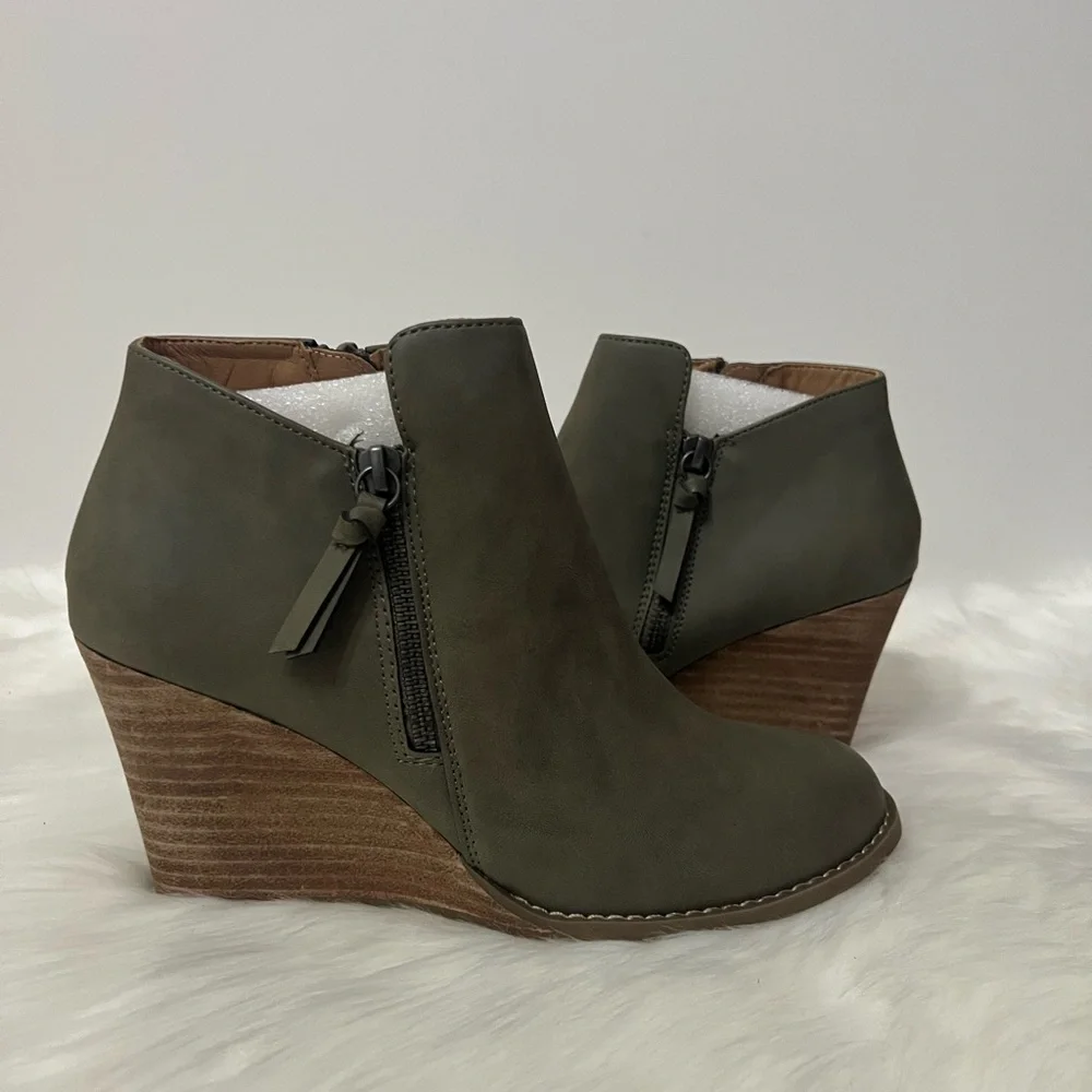 Report Womens Olive Guine Zipper Wedge Heeled Bootie Boots Size 7.5 NWOB